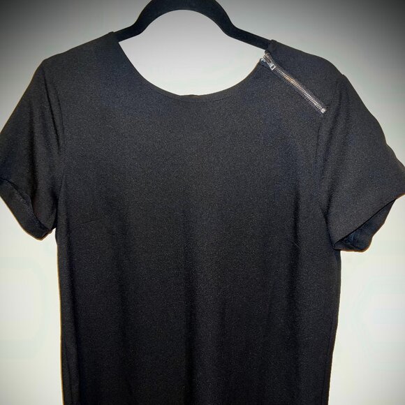 Banana Republic Classic Black Dress w/ Pleated Back Size Medium - Picture 1 of 4